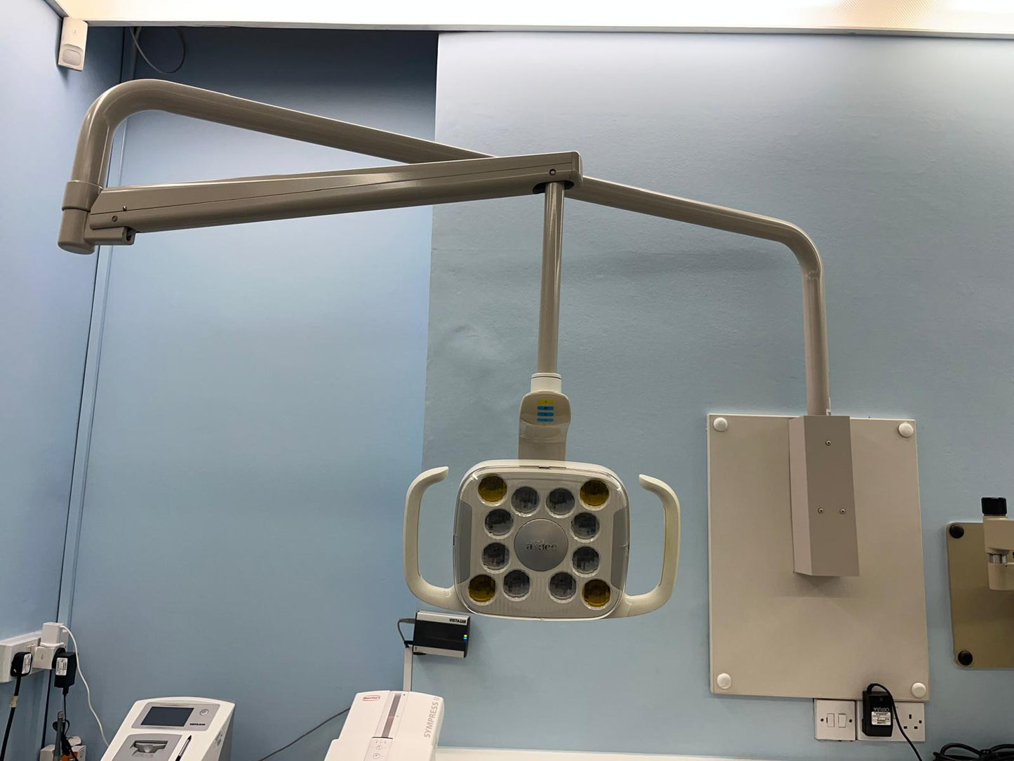 Dental Operating LED Light -Adec 500 type with long arm (2.1m) + wall mounting (VIDEO clip attached!)
