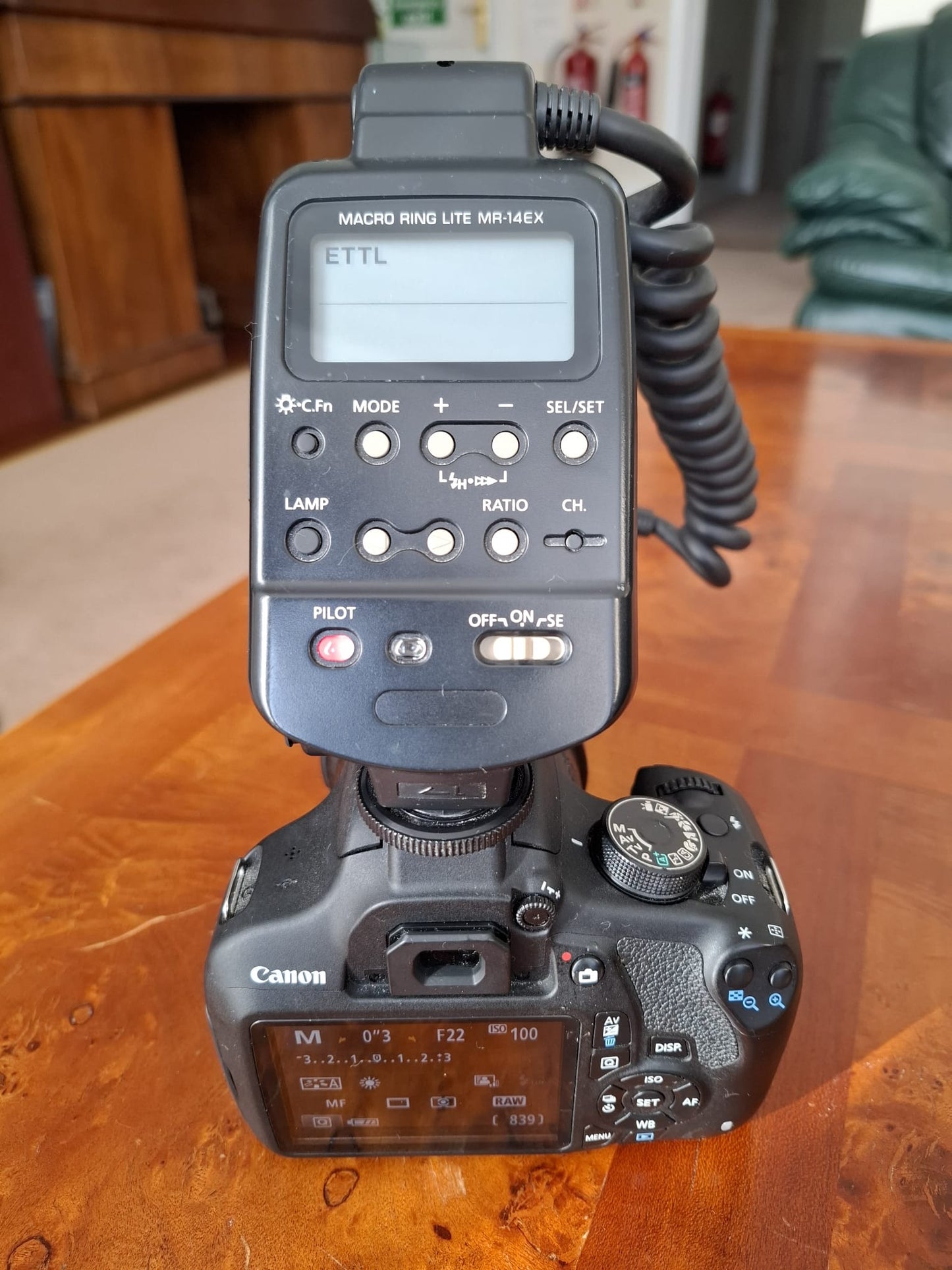 CAMERA - Canon EOS T5 + Canon Ring Flash