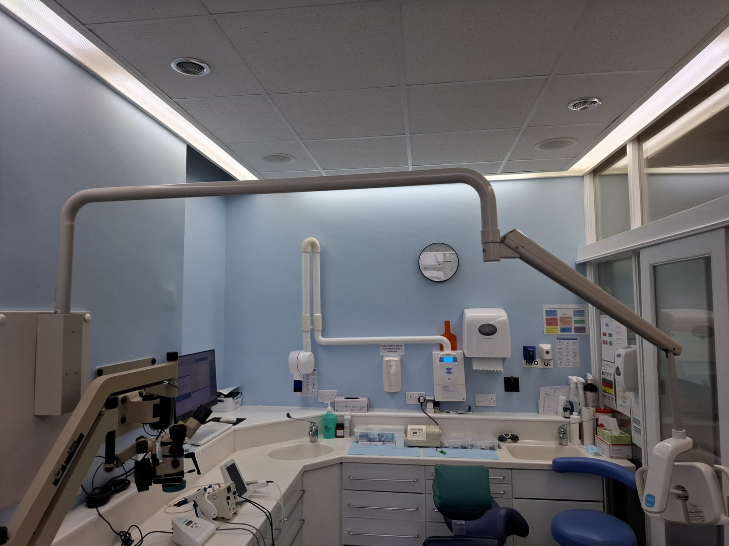 Dental Operating LED Light -Adec 500 type with long arm (2.1m) + wall mounting (VIDEO clip attached!)